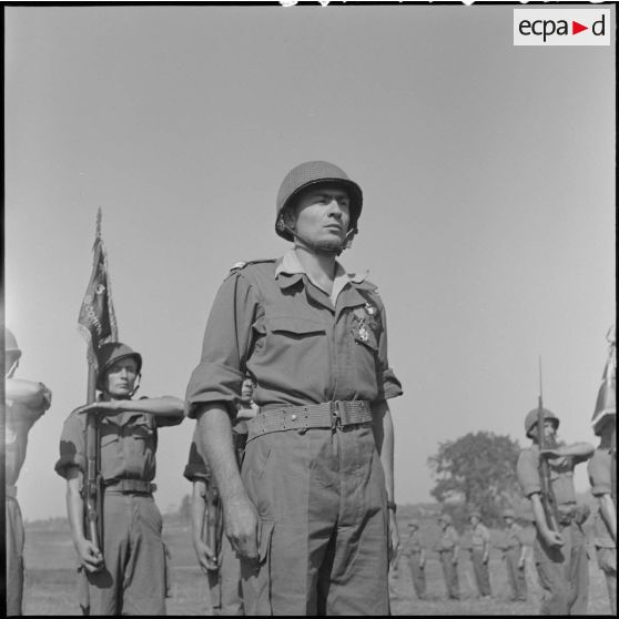 Le lieutenant Blanquefort d'Orléans commandant la 10e compagnie du 3e bataillon du 5e régiment étranger d'infanterie (3/5e REI) vient d'être décoré de la Légion d'honneur par le général Salan à Na San.