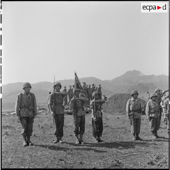 Le chef de bataillon Bonnigal, commandant le 3e bataillon de parachutistes coloniaux (3e BPC) et la garde d'honneur du fanion de son unité au cours d'une remise de décorations à Na San.