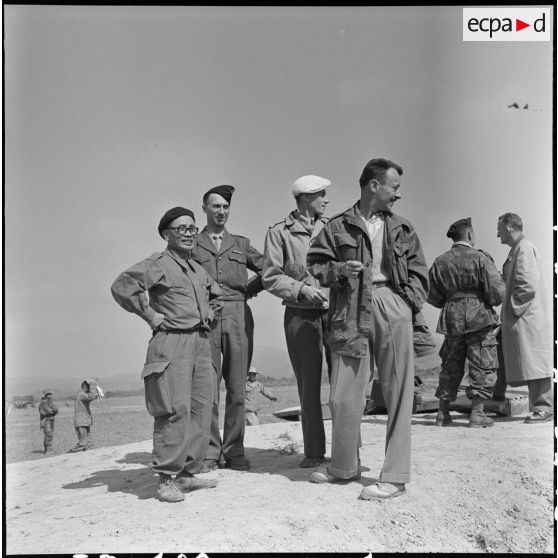 Groupe de soldats et de personnalités lors d'une visite du général Navarre à Diên Biên Phu.