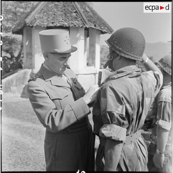 Le lieutenant Trapp est fait officier de la Légion d'honneur par le général Navarre à Diên Biên Phu.