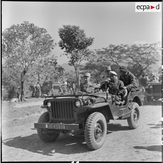 A Diên Biên Phu, les généraux Navarre, Cogny et Gilles circulent en jeep entre deux points d'appui.