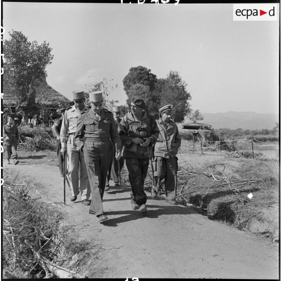 Inspection du général Navarre à Diên Biên Phu avec les généraux Gilles et Cogny.