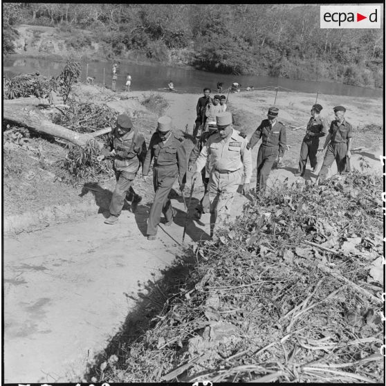 Inspection du général Navarre, commandant en chef en Indochine, à Diên Biên Phu avec les généraux Gilles, Bodet et Cogny.