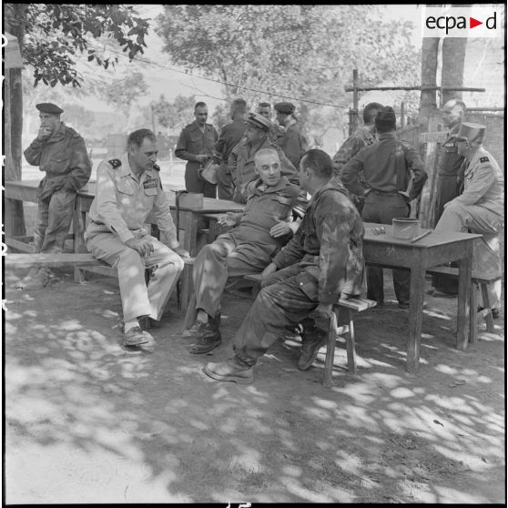 Le général Navarre, commandant en chef en Indochine, et le général Cogny s'entretiennent avec le général Gilles quelques jours après le parachutage de troupes françaises dans la vallée de Diên Biên Phu.