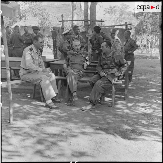 Le général Navarre, commandant en chef en Indochine, et le général Cogny s'entretiennent avec le général Gilles quelques jours après le parachutage de troupes françaises dans la vallée de Diên Biên Phu.