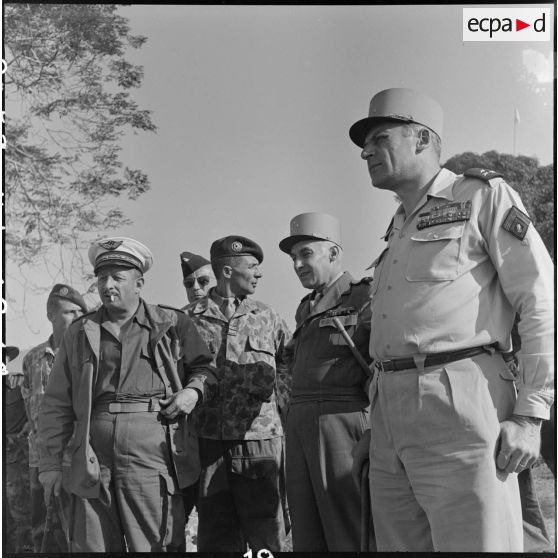 Les généraux Navarre, Bodet et Cogny observent l'aménagement du terrain de Diên Biên Phu en compagnie du lieutenant-colonel Fourcade.