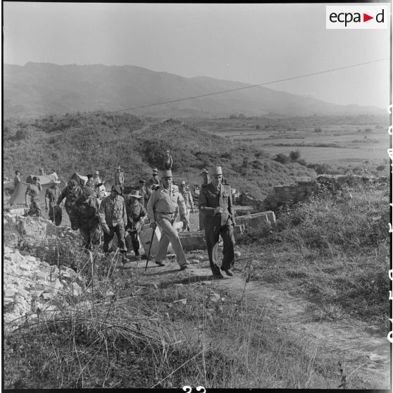 Le général Navarre visite un point d'appui du camp de Diên Biên Phu tenu par les troupes aéroportées.