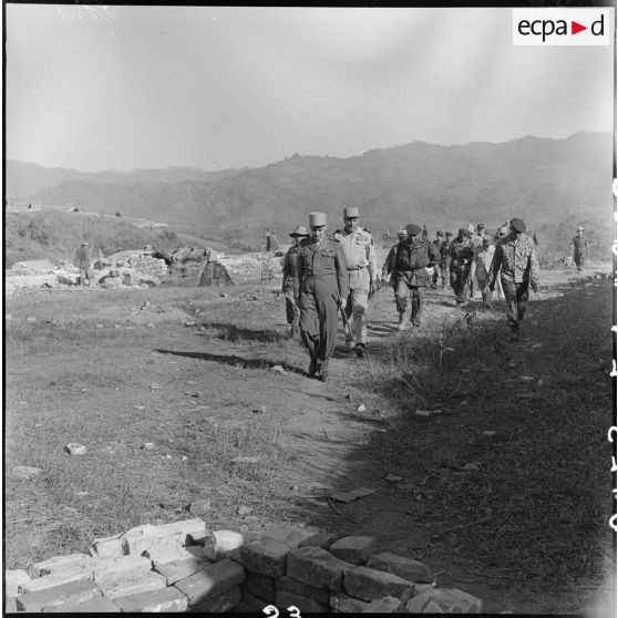 Le général Navarre visite un point d'appui du camp de Diên Biên Phu tenu par les troupes aéroportées.