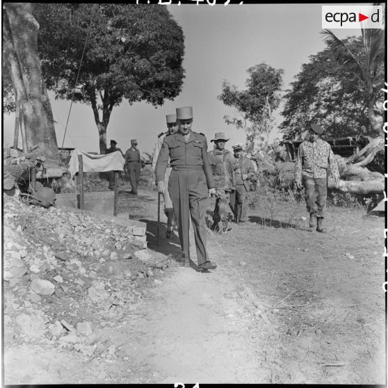 Le général Navarre visite les positions du camp de Diên Biên Phu.