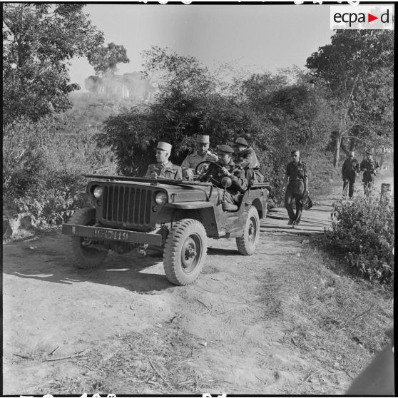 A Diên Biên Phu, les généraux Navarre, Cogny et Gilles circulent en jeep entre deux points d'appui.