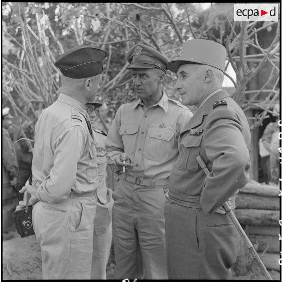 Au cours d'une visite à Diên Biên Phu, le général Navarre, commandant en chef en Indochine, s'entretient avec le général américain Hall Trapnell, chef du MAAG (Military assistance and advisory group), groupe d'assistance et de conseil américain.