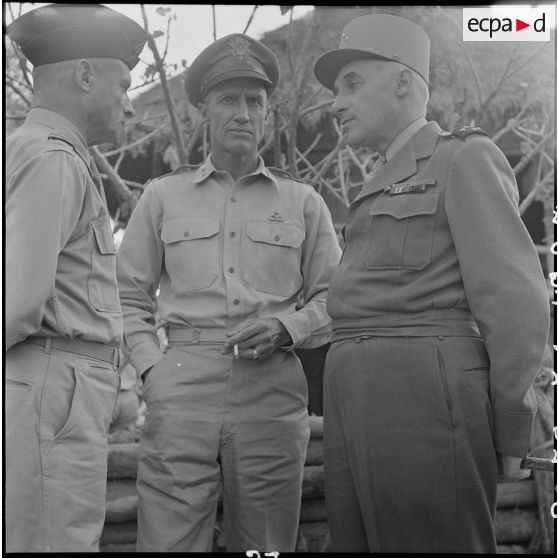 Au cours d'une visite à Diên Biên Phu, le général Navarre, commandant en chef en Indochine, s'entretient avec le général américain Hall Trapnell, chef du MAAG (Military assistance and advisory group), groupe d'assistance et de conseil américain.