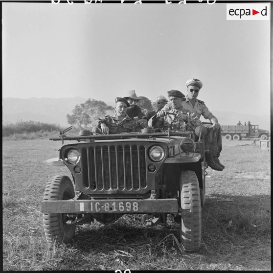 Le lieutenant-colonel Fourcade, commandant le groupement aéroporté n°1, au volant d'une jeep sur le terrain de Diên Biên Phu.