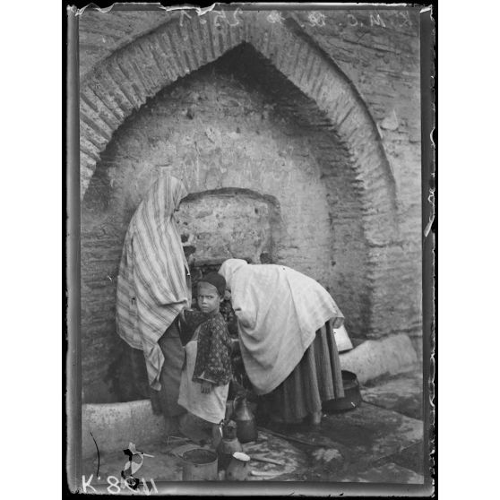 Salonique. Femmes à la fontaine. [légende d'origine]