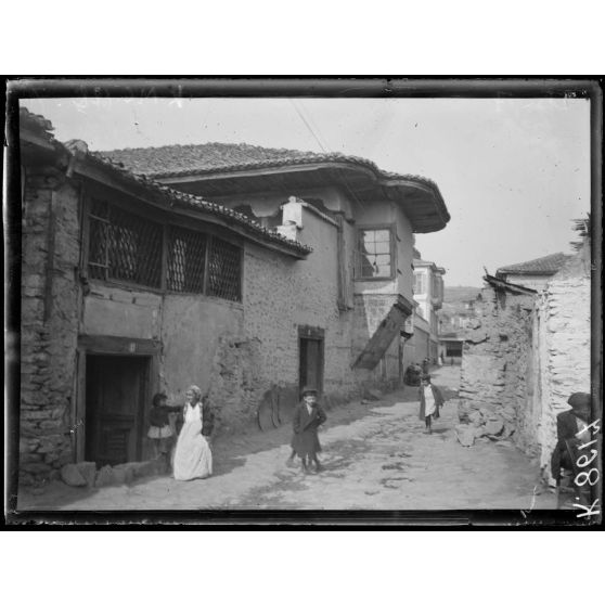 Salonique. Une rue de la vieille ville. [légende d'origine]