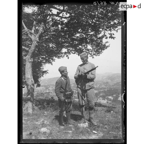 [Macédoine. Radogo-Bas. Deux soldats serbes préparant leurs fusils.]