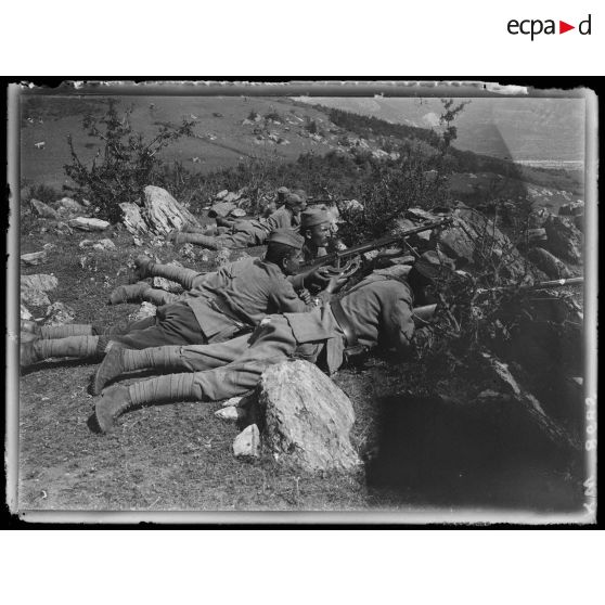 [Macédoine. Radogo-Bas. Des soldats serbes en position de tir.]