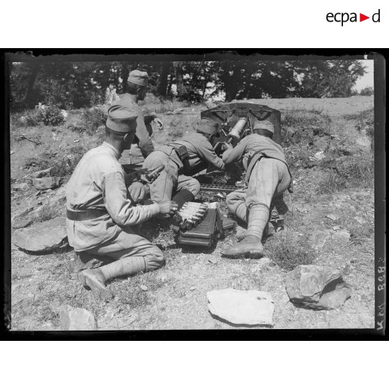 [Macédoine. Radogo-Bas. Des soldats serbes à l'arrière d'un canon.]