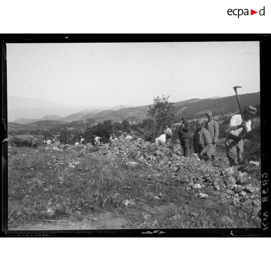 [Macédoine. Radogo-Bas. Des soldats serbes creusent une tranchée.]