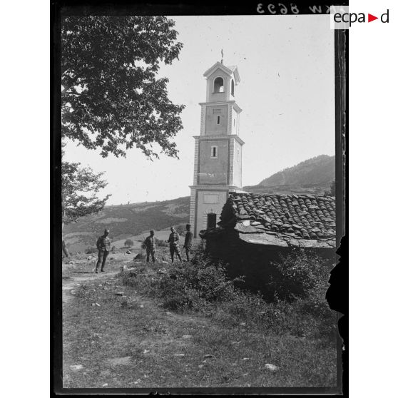 [Macédoine. Soldats serbes devant une église.]