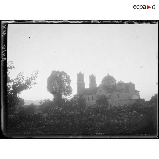 Albanie. Divers. Goritza. Silhouette de la cathédrale de Goritza. (Vue prise à 21 heures). [légende d'origine]