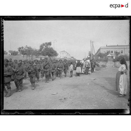 Uskub. Orient. Troupes bulgares traversant la ville. [légende d'origine]