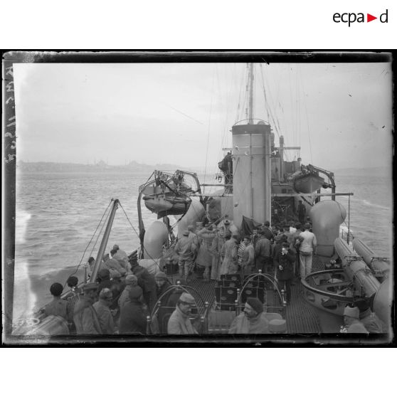 Constantinople. Le destroyer français Mangine ayant à bord la mission du général [illisible] entre à Constantinople le 10 novembre 1918. [légende d'origine]