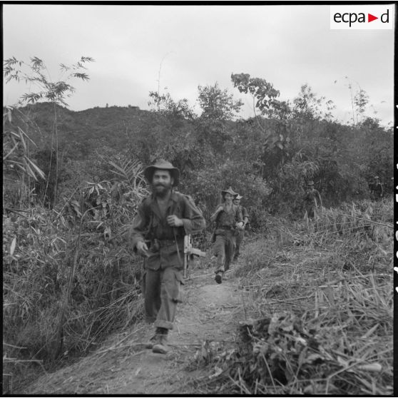 Jonction des premiers éléments du 2/3e régiment étranger d'infanterie (REI) avec le groupement B au cours de l'opération Ardèche.