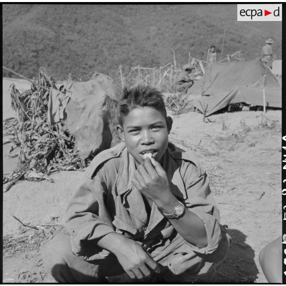 Repas d'un tirailleur du 2e bataillon de chasseurs laotiens (BCL) sur une position fortifiée à Muong Khoua.