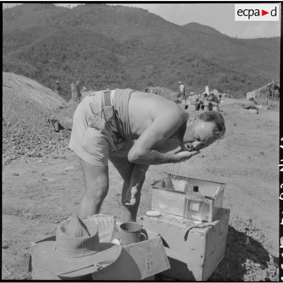 Le chef de bataillon Coquelet de Soisson, marié, cdt le 5e bataillon de chasseurs laotiens (5e BCL), faisant sa toilette sur un point d'appui de Muong Khoua.