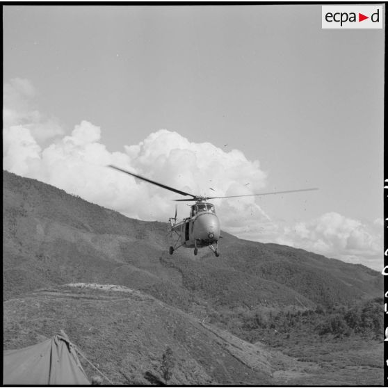 Arrivée d'un hélicoptère Sikorsky pour évacuer des blessés d'un point d'appui de Muong Khoua.