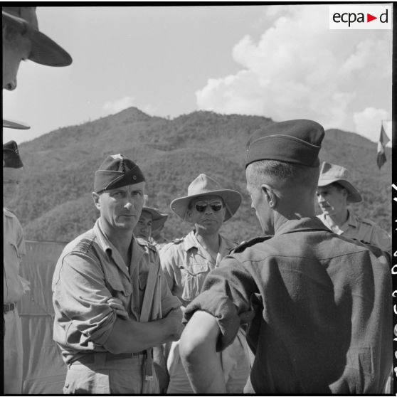 Le colonel Then s'entretient avec le chef de bataillon Vaudrey sur un point d'appui de Muong Khoua dans le cadre de l'opération Ardèche.