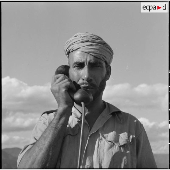 Le goumier Addou Ben Mohamed du 5e Tabor transmet des ordres depuis une position à Muong Khoua.