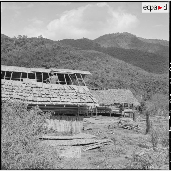 Les villageois de Muong Khoua reconstruisent leurs paillotes détruites par le vietminh après que le village ait été libéré par les troupes françaises.