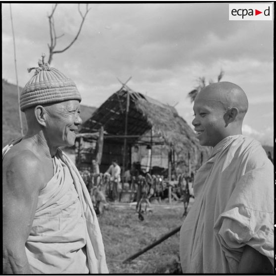 Les bonzes du village de Muong Khoua retrouvent leur pagode et leurs ouailles après la libération du village par les troupes françaises.