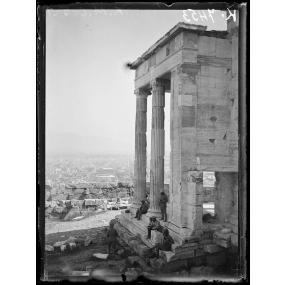 Athènes. Les soldats sur les marches de l'Erechteïon. [légende d'origine]