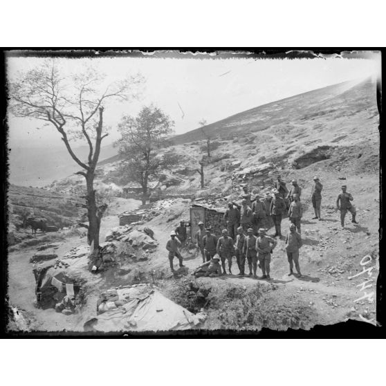 Boucle de la Cerna. 1eres lignes. Cantonnement de la 4eme brigade au ravin de la grenade. [légende d'origine]