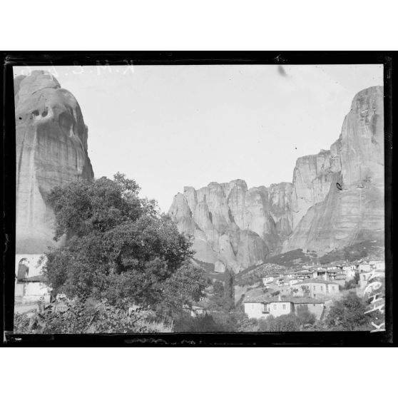 Kastraki. Le village et les montagnes des Météores. [légende d'origine]