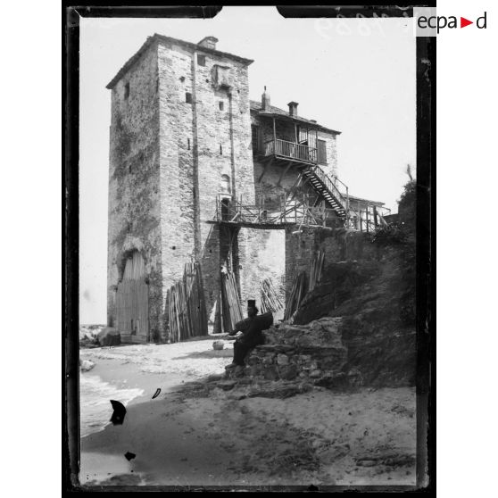 Mont Athos. Couvent de Coutloumissous. L'Arsenal. [légende d'origine]