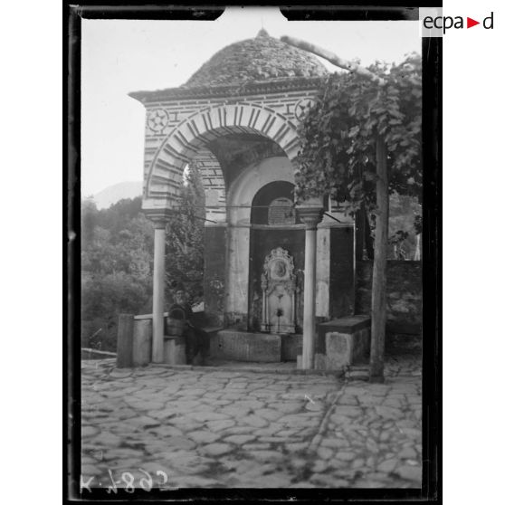 Mont Athos. Couvent de Caracalou. Fontaine en face le couvent. [légende d'origine]