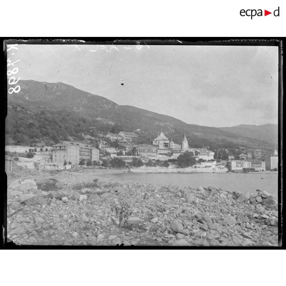 Mont Athos. Couvent de Saint Pantéléïnon. Le monastère et ses dépendances. [légende d'origine]