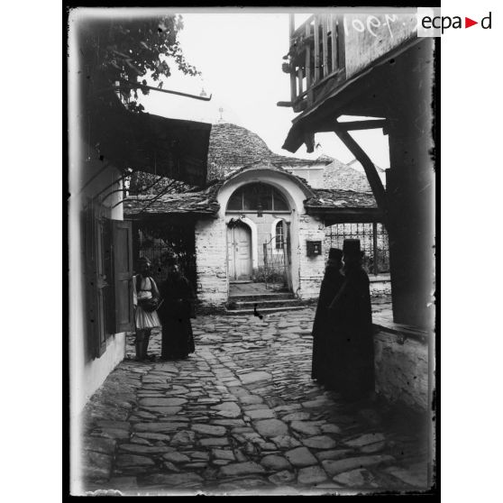 Mont Athos. Karyès. Rue conduisant au palais. [légende d'origine]