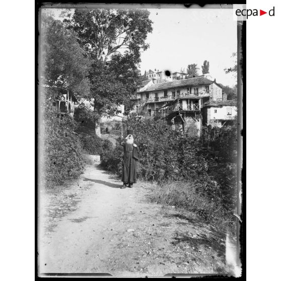 Mont Athos. Karyès. Vue prise du couvent de Coutloumiviou.  [légende d'origine]