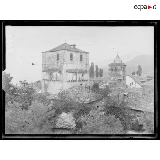 Mont Athos. Karyès. L'église et la tour contenant la bibliothèque.  [légende d'origine]