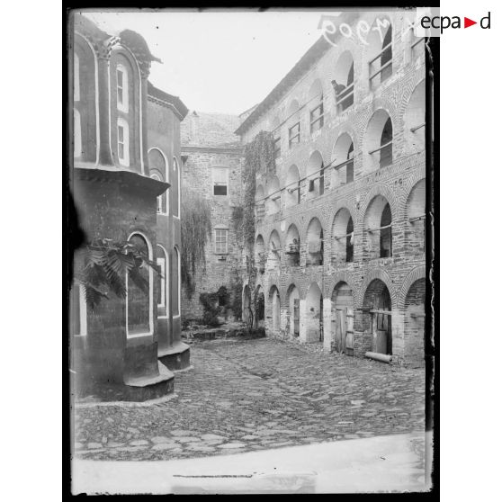 Mont Athos. Près de Karyès. Couvent de Coutloumissou. La cour, les habitations des moines. [légende d'origine]