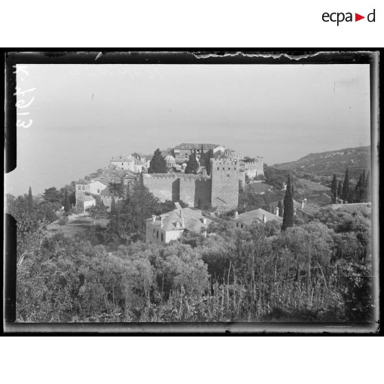 Mont Athos. Couvent de Grande Lavra. Vue générale prise du château d'eau du couvent. [légende d'origine]