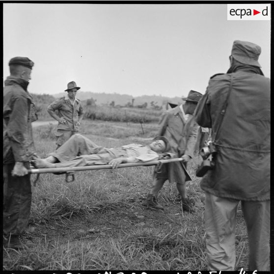 Evacuation des premiers grands blessés de Diên Biên Phu arrivés par hélicoptère Sikorsky sur le terrain d'aviation de Luang Prabang.