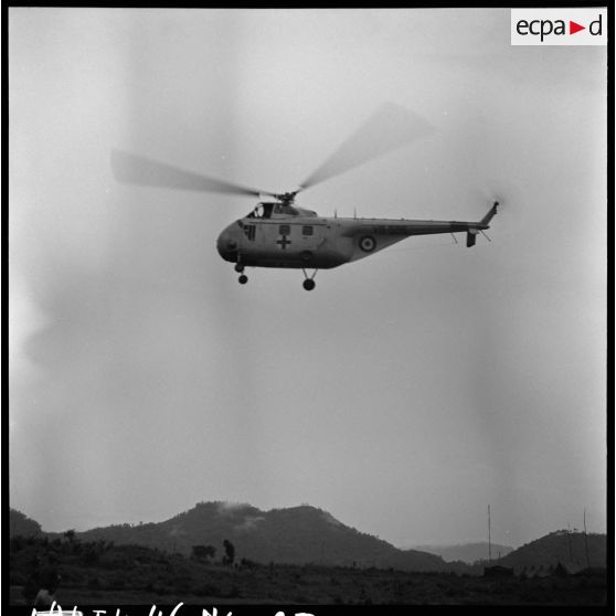 Arrivée des premiers grands blessés de Diên Biên Phu par hélicoptère Sikorsky sur le terrain d'aviation de Luang Prabang.