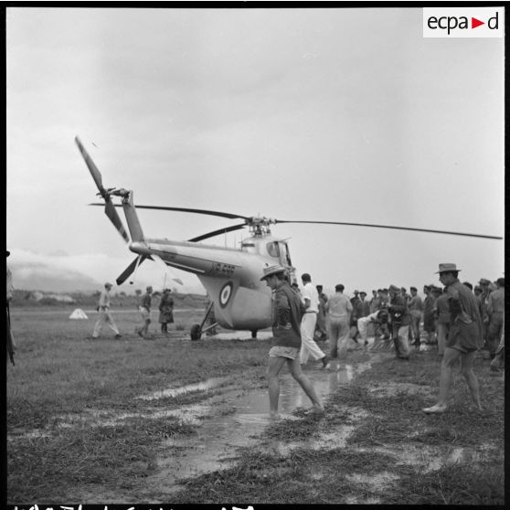 Evacuation des premiers grands blessés de Diên Biên Phu arrivés par hélicoptère Sikorsky sur le terrain d'aviation de Luang Prabang.