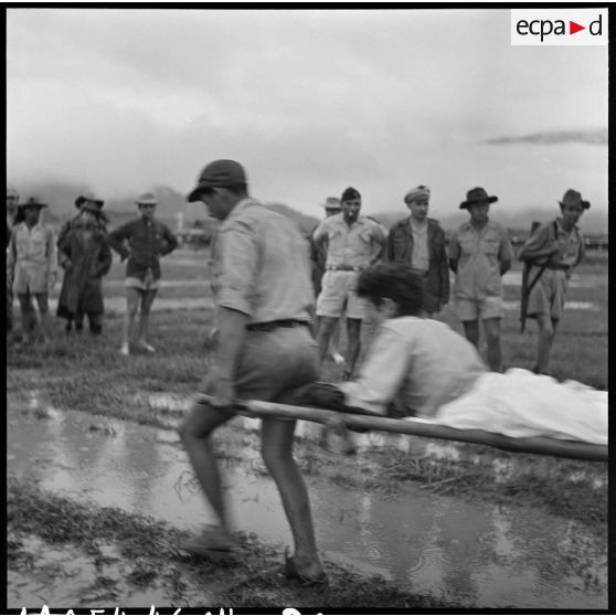 Evacuation des premiers grands blessés de Diên Biên Phu sur le terrain d'aviation de Luang Prabang.